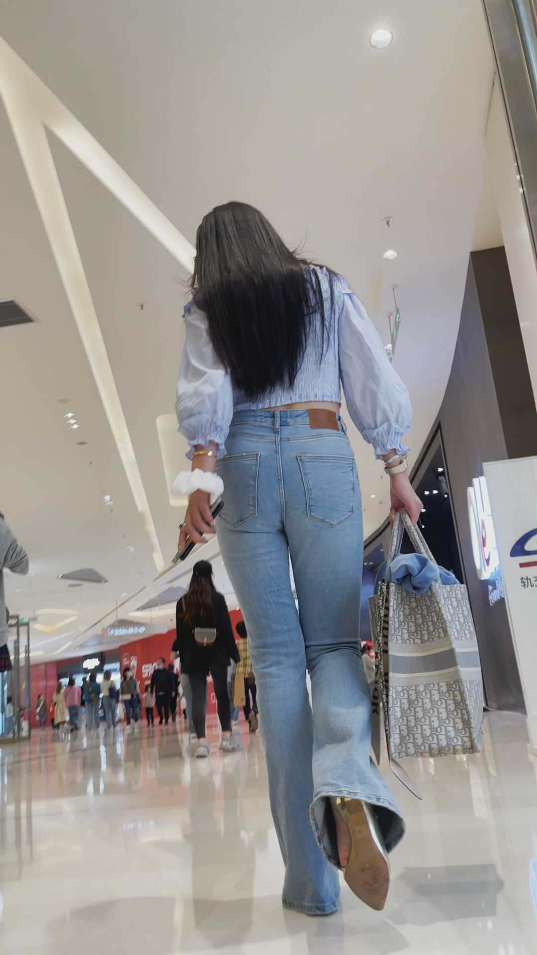 一个人穿着紧身牛仔裤逛街应该很无聊