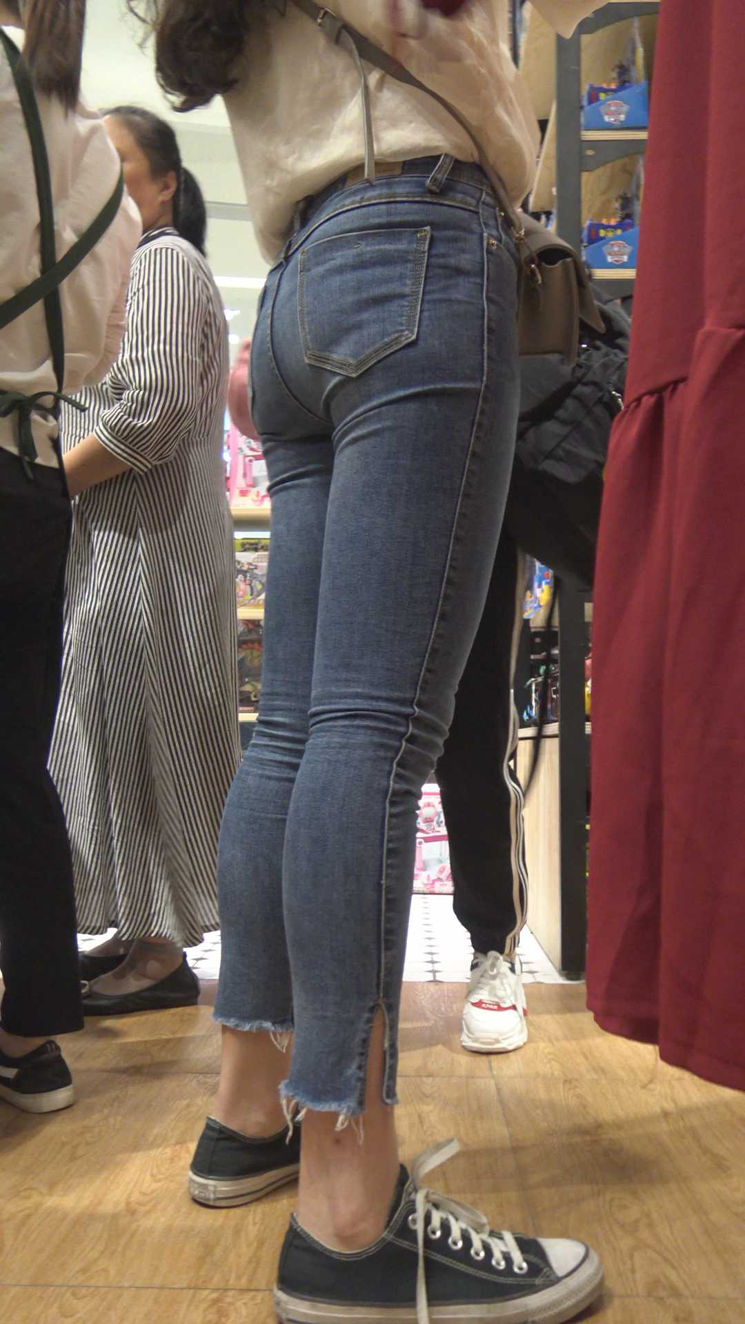 牛仔饱满丰臀双胞胎美女小姐姐第一季