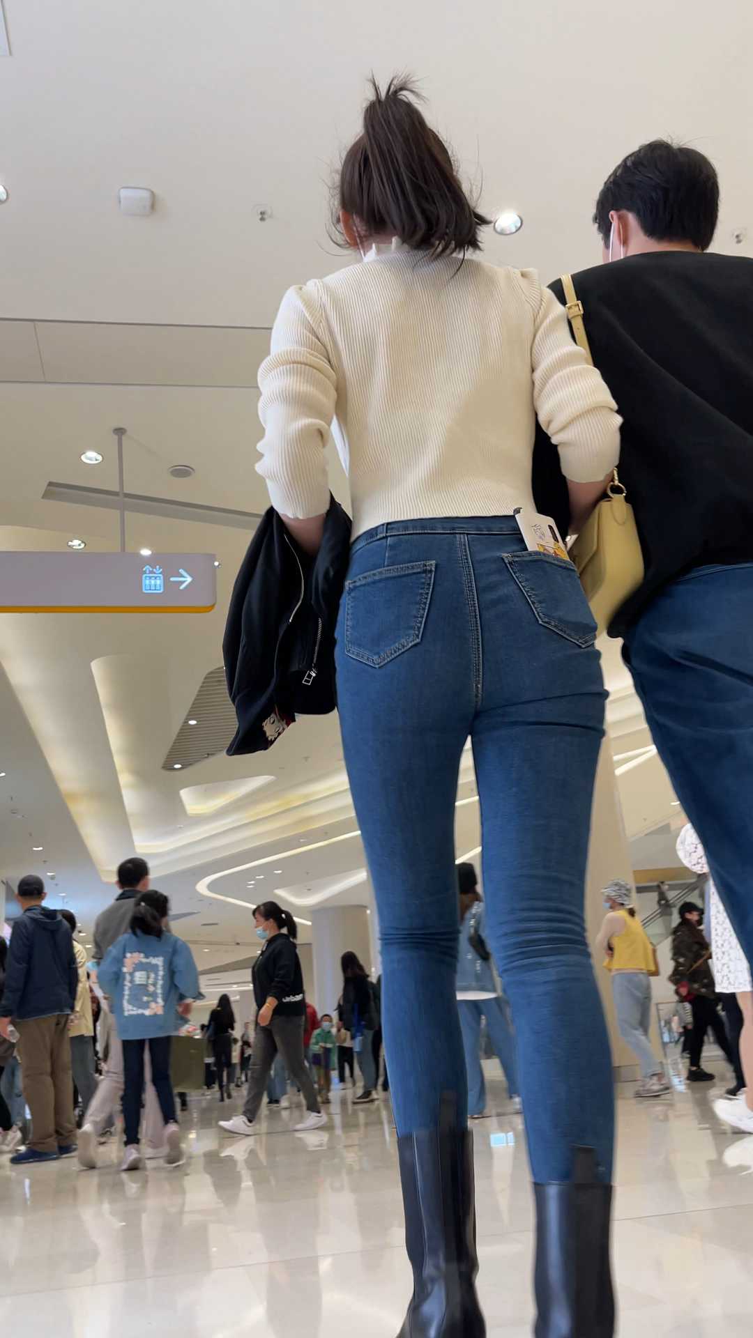 极品牛仔紧翘臀长发美女小姐姐