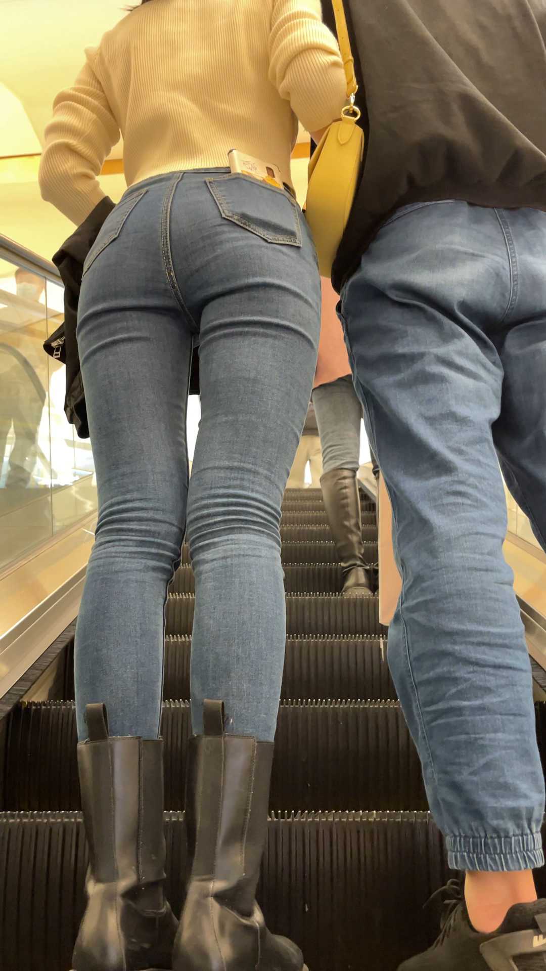 极品牛仔紧翘臀长发美女小姐姐