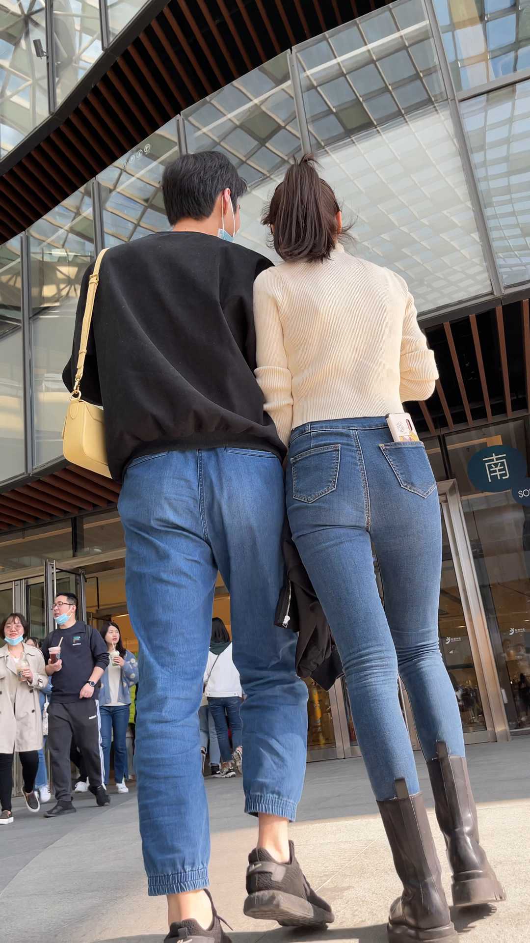 极品牛仔紧翘臀长发美女小姐姐