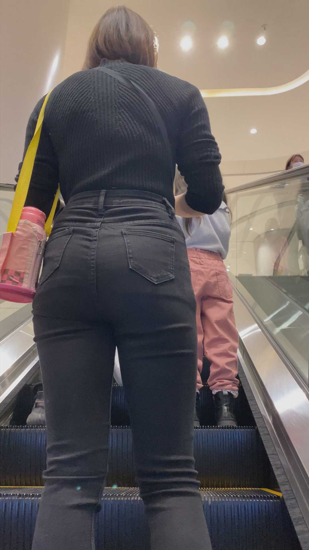 长腿黑牛翘臀美女后入等你