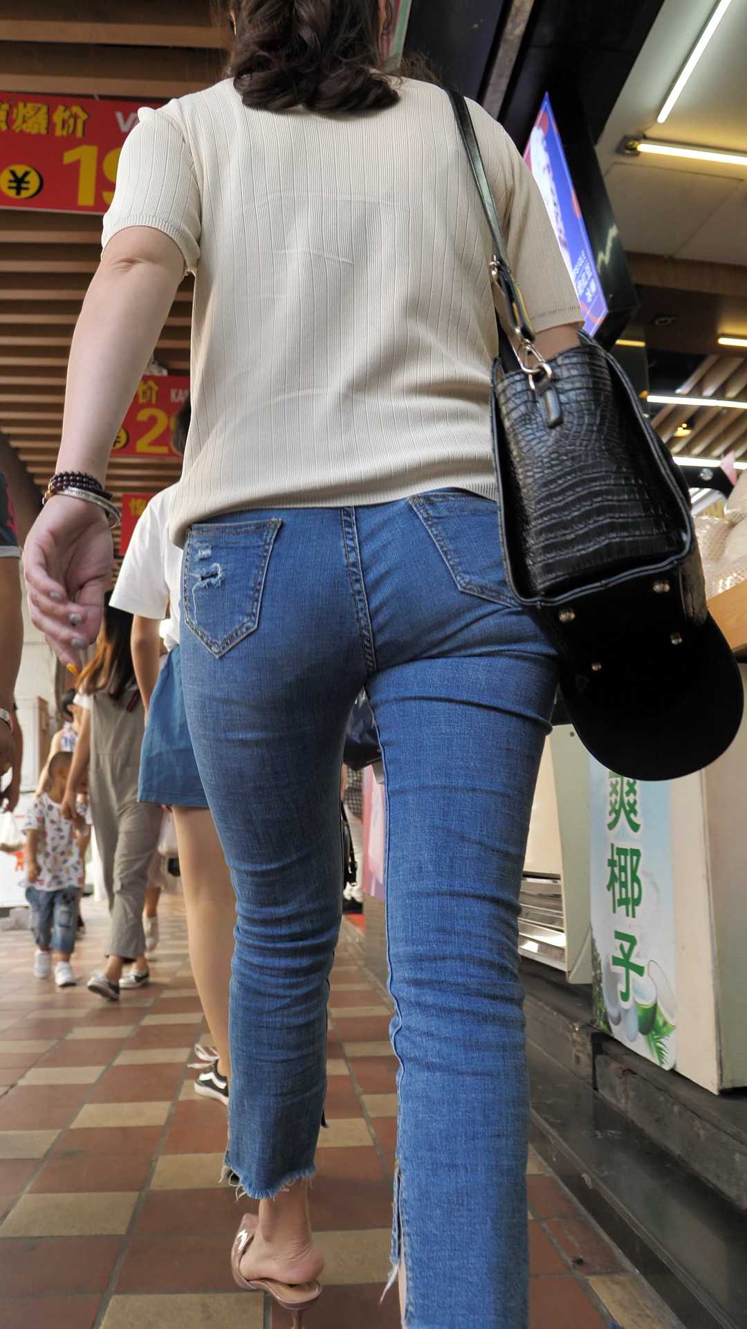 饱满紧身蓝牛大宽臀少妇