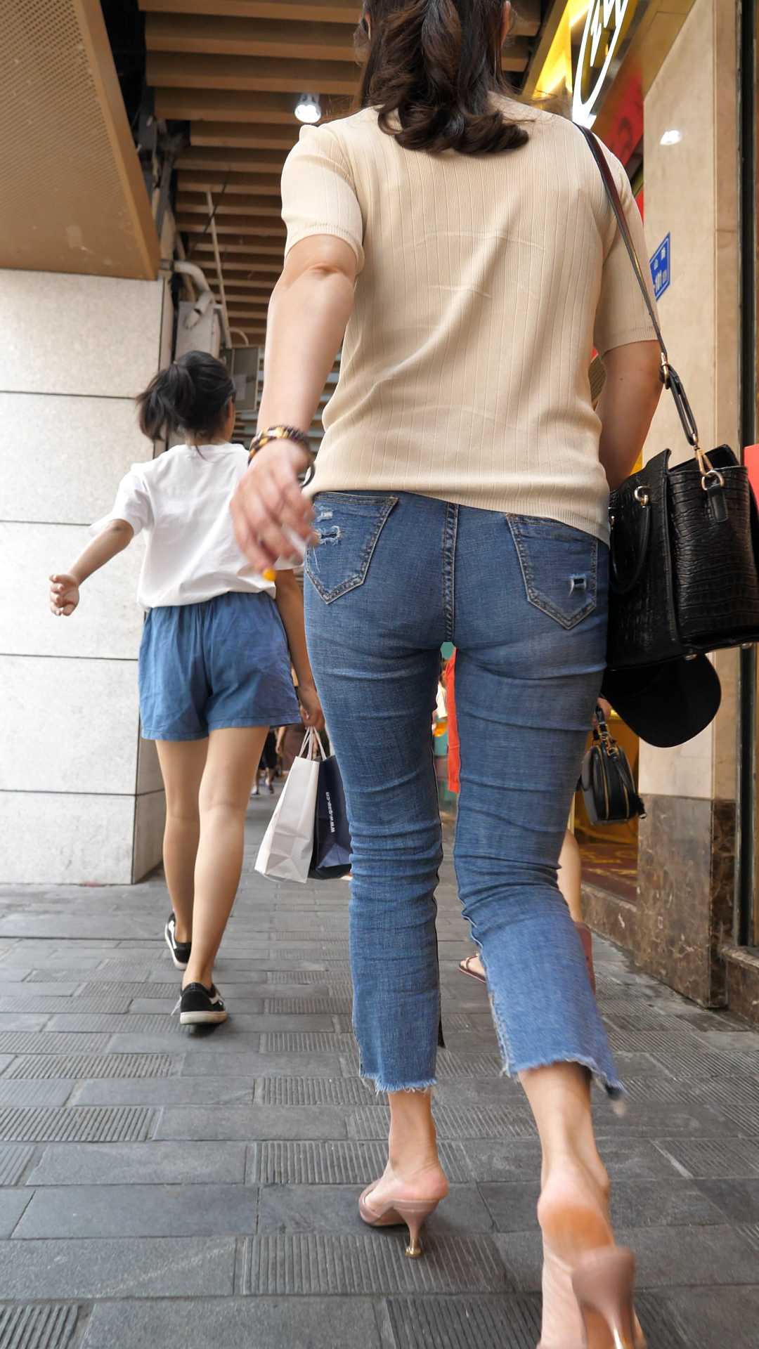 饱满紧身蓝牛大宽臀少妇