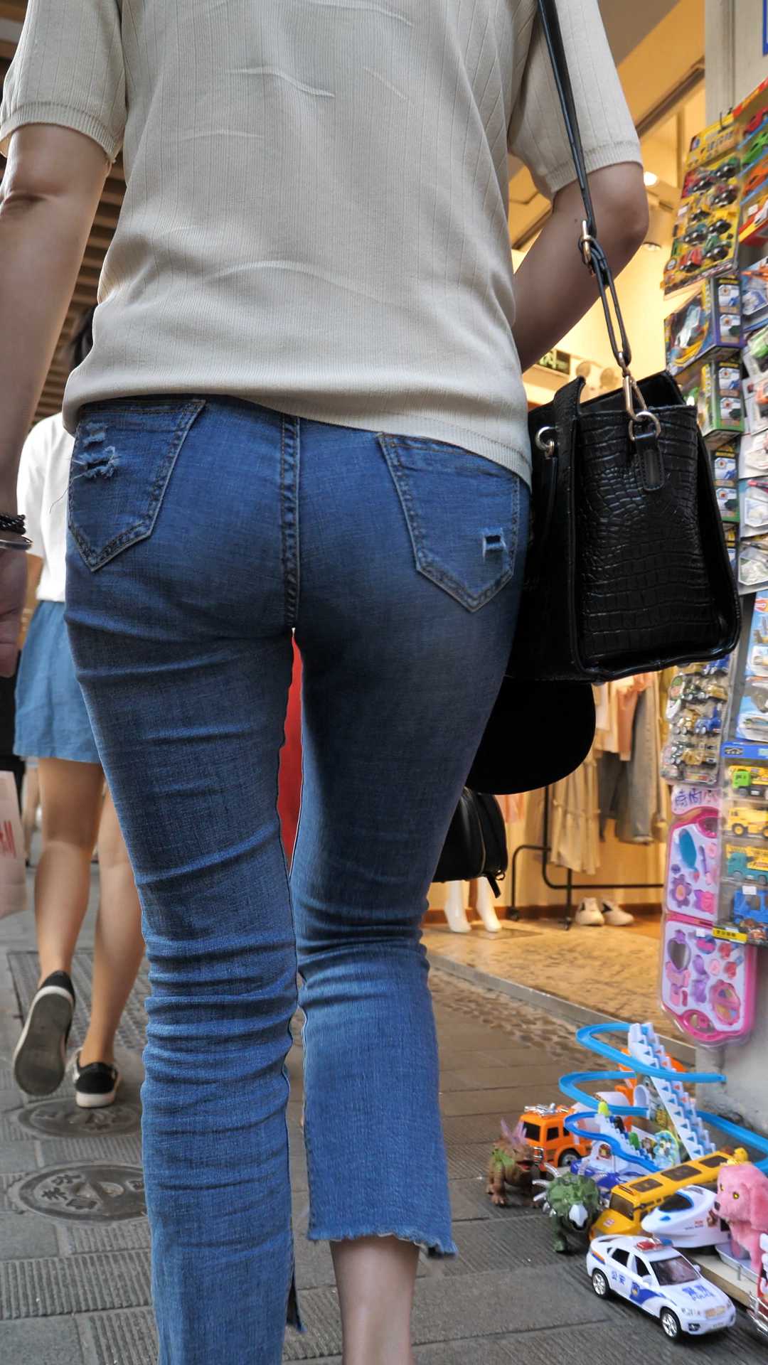 饱满紧身蓝牛大宽臀少妇