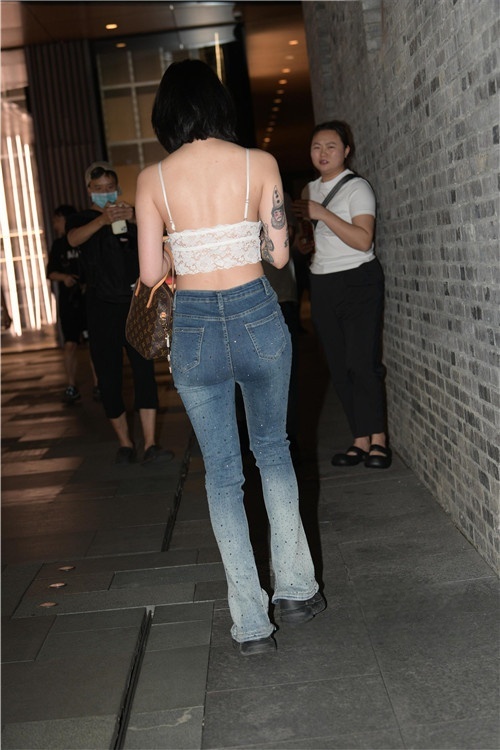 性感的吊带紧牛美女(122P)[2.8G/JPG]