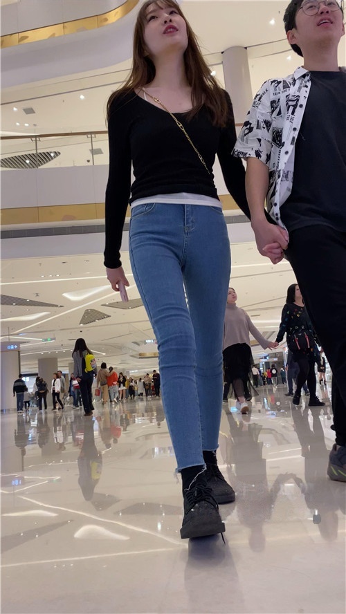 蓝色牛仔紧身裤美女[669M/MP4]