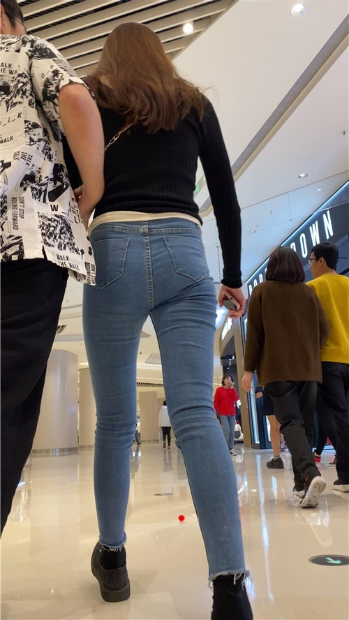 蓝色牛仔紧身裤美女[669M/MP4]