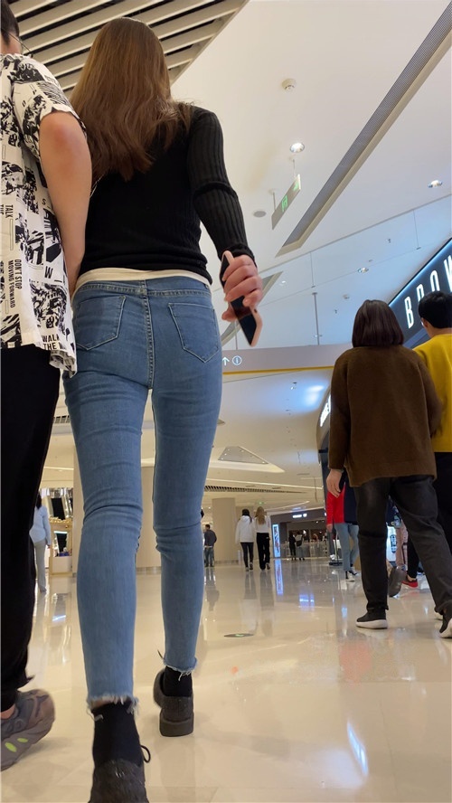 蓝色牛仔紧身裤美女[669M/MP4]