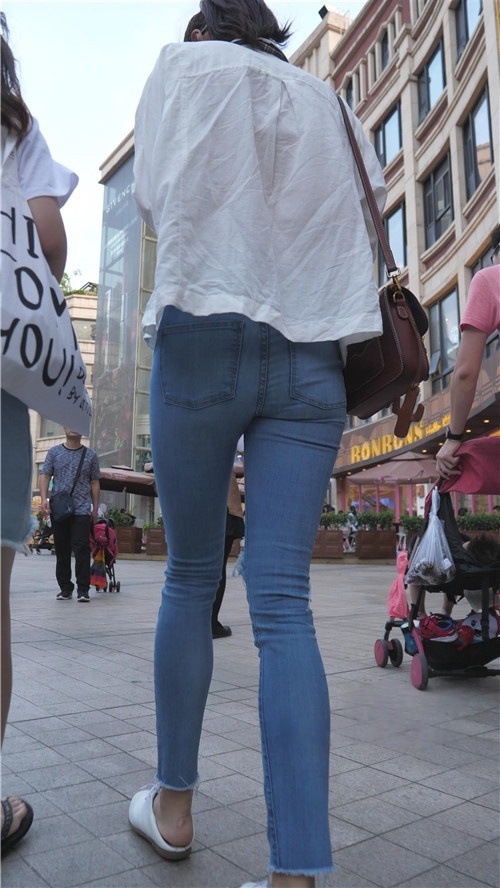 蓝色牛仔裤小姐姐[4.25G/MP4]