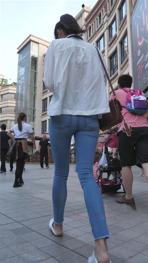 蓝色牛仔裤小姐姐[4.25G/MP4]