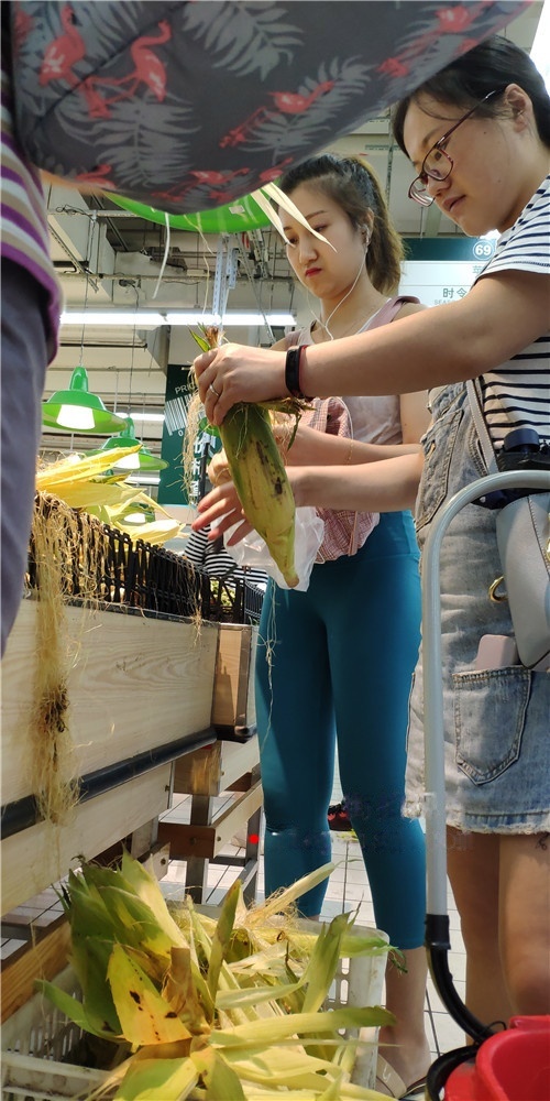 超市里的蓝色瑜伽裤小姐姐[554M/MP4]