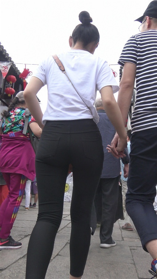 黑色紧身裤翘屯妹子[2.16G/MP4]