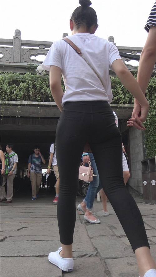 黑色紧身裤翘屯妹子[2.16G/MP4]