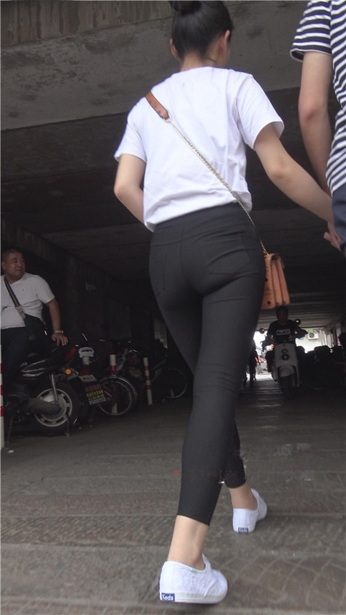 黑色紧身裤翘屯妹子[2.16G/MP4]