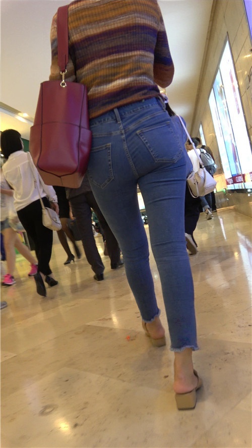 地铁站玩手机的牛仔裤小姐姐[863M/MP4]