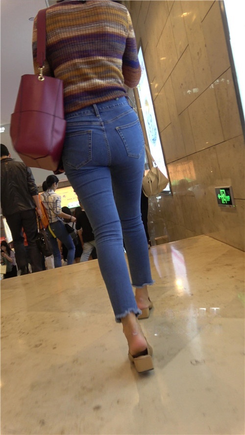 地铁站玩手机的牛仔裤小姐姐[863M/MP4]