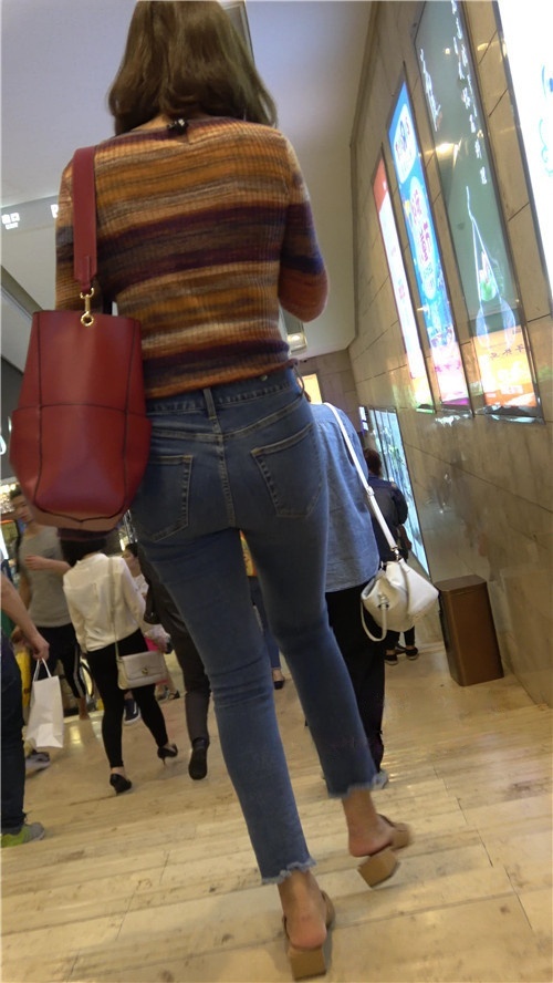 地铁站玩手机的牛仔裤小姐姐[863M/MP4]