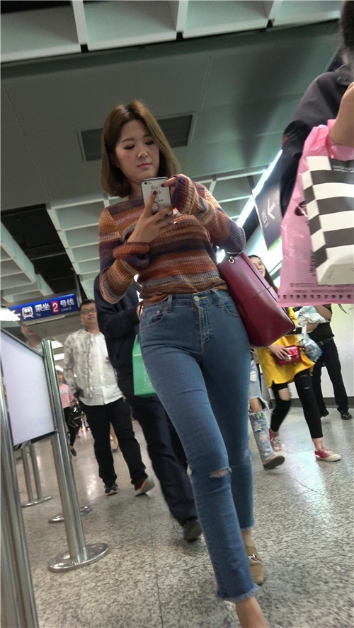 地铁站玩手机的牛仔裤小姐姐[863M/MP4]