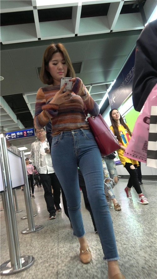 地铁站玩手机的牛仔裤小姐姐[863M/MP4]