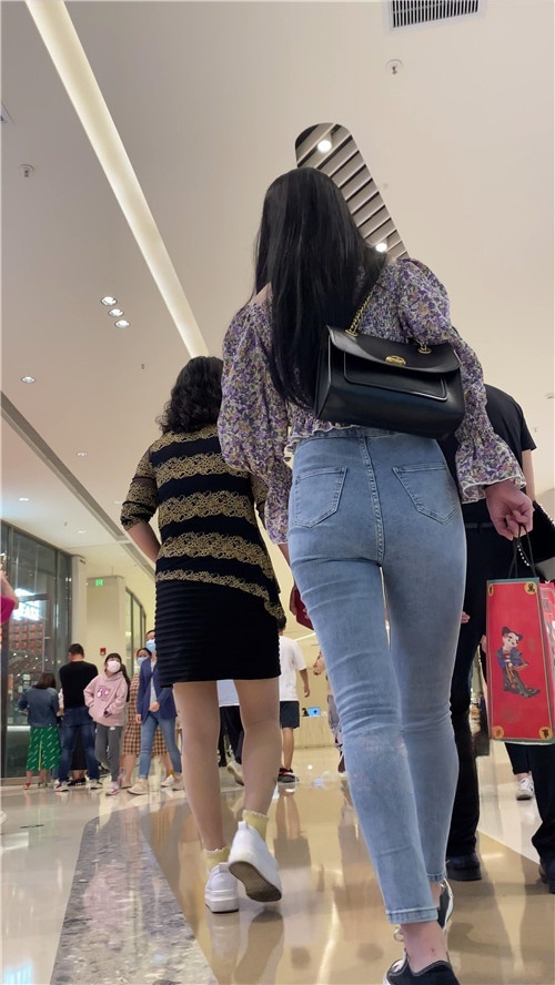 街拍牛仔裤美女[787M/MP4]