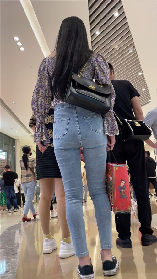 街拍牛仔裤美女[787M/MP4]