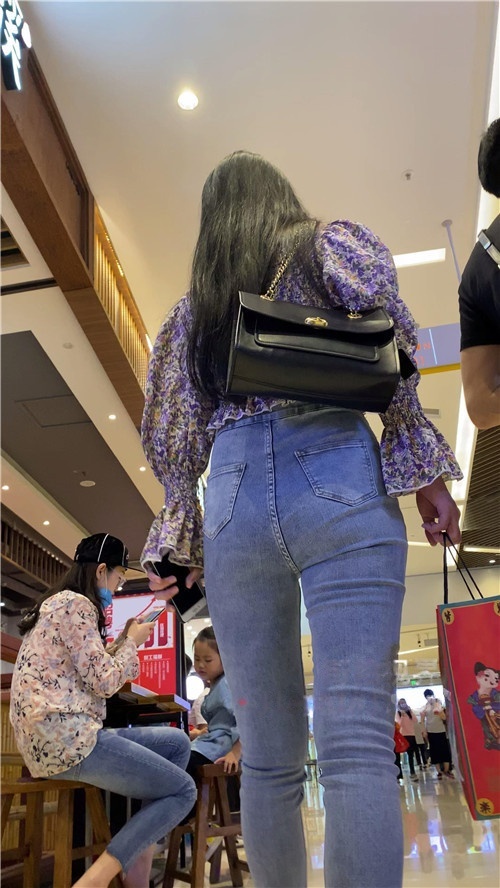 街拍牛仔裤美女[787M/MP4]