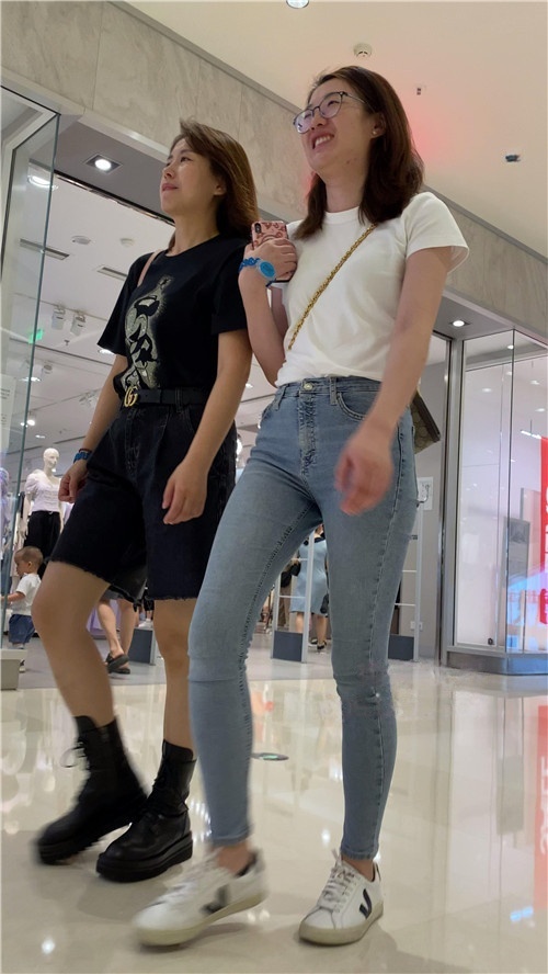 街拍蓝色牛仔裤妹子[876M/MP4]