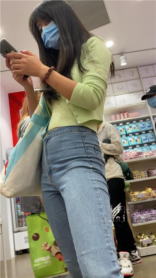 商场里的牛仔裤小姐姐[2.87G/MP4]