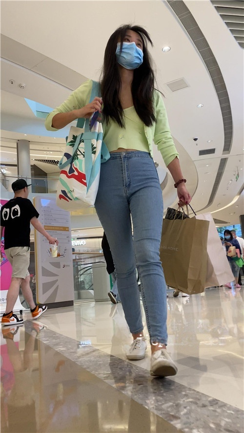 商场里的牛仔裤小姐姐[2.87G/MP4]