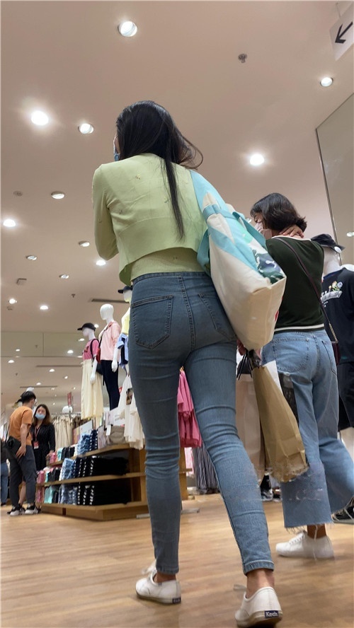 商场里的牛仔裤小姐姐[2.87G/MP4]