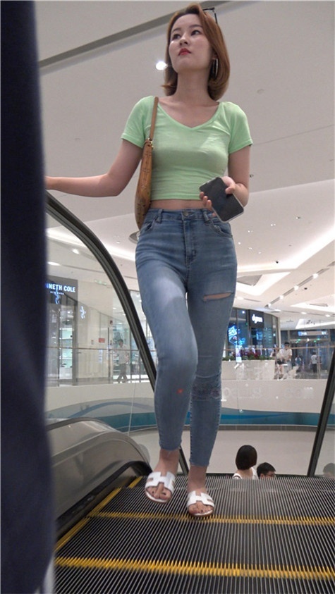 牛仔紧身丰腴美女[4.54G/MP4]