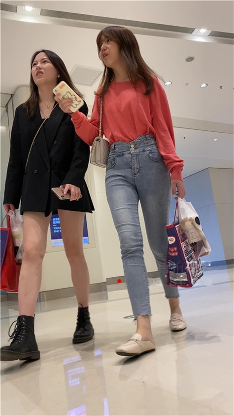 漂亮的紧身高腰牛仔兔牙女孩[4.81G/MP4]