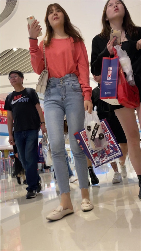 漂亮的紧身高腰牛仔兔牙女孩[4.81G/MP4]