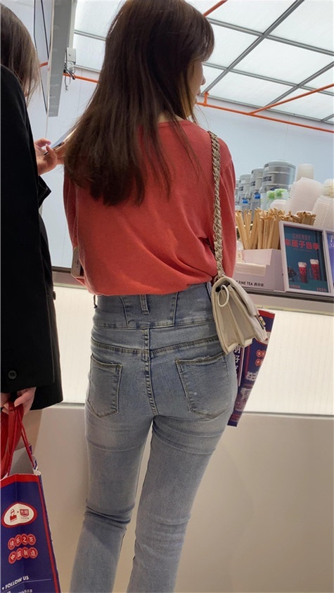 漂亮的紧身高腰牛仔兔牙女孩[4.81G/MP4]