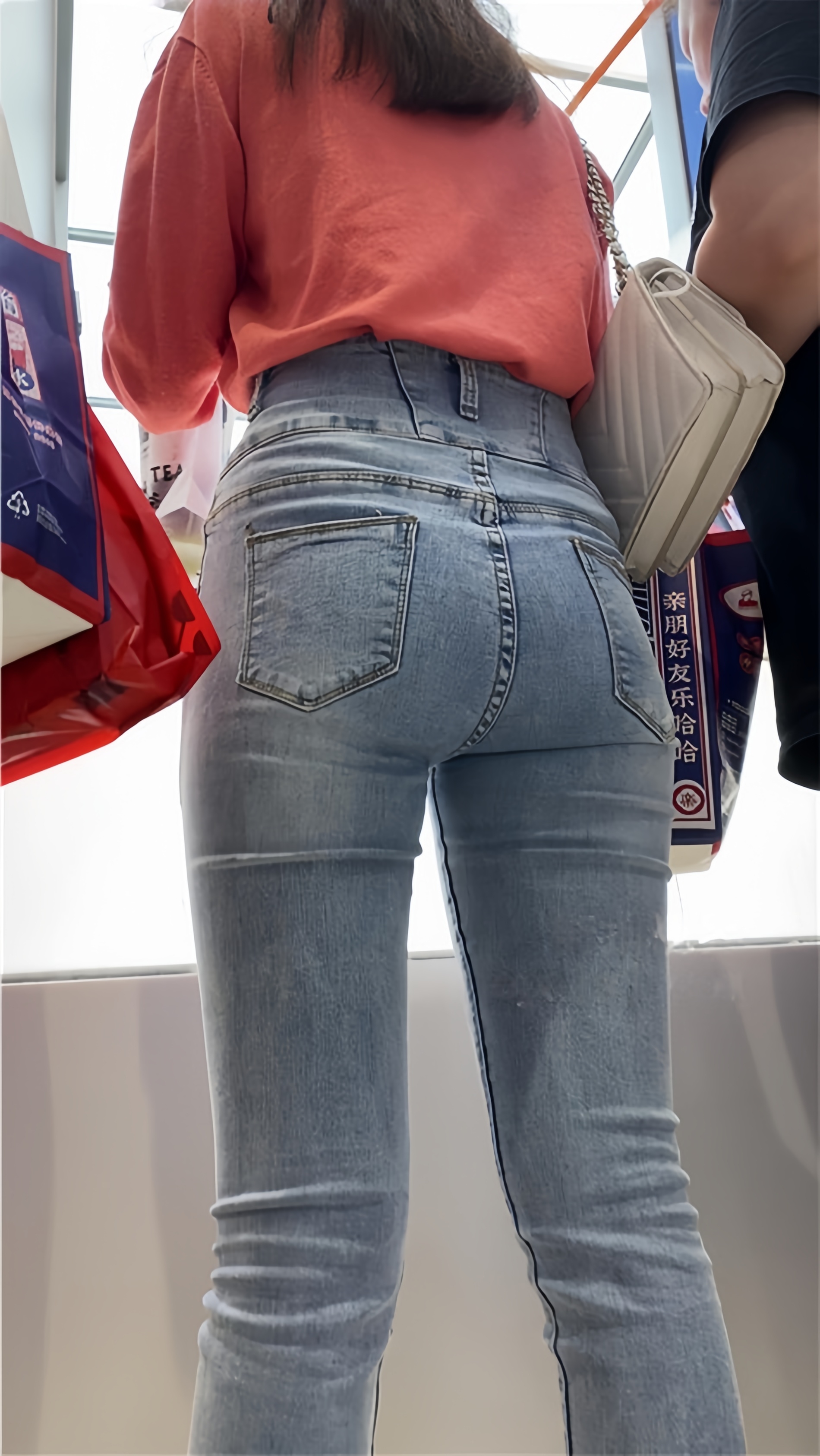 漂亮的紧身高腰牛仔兔牙女孩[4.81G/MP4]