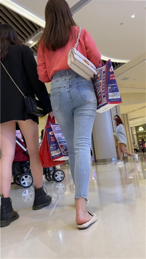 漂亮的紧身高腰牛仔兔牙女孩[4.81G/MP4]