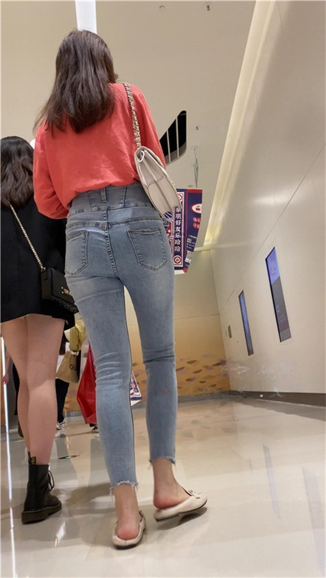 漂亮的紧身高腰牛仔兔牙女孩[4.81G/MP4]