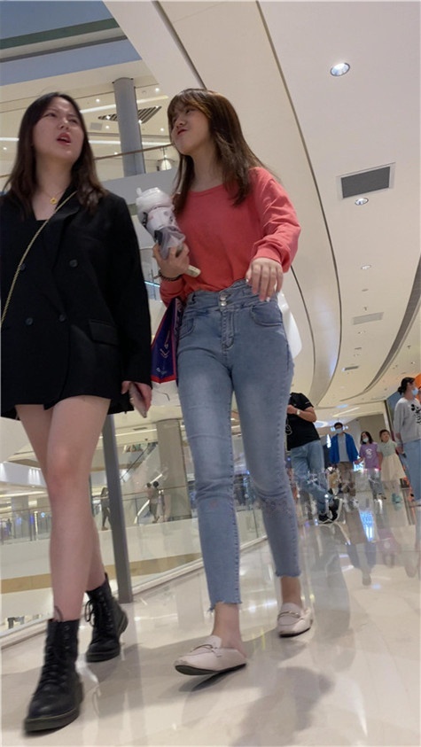 漂亮的紧身高腰牛仔兔牙女孩[4.81G/MP4]