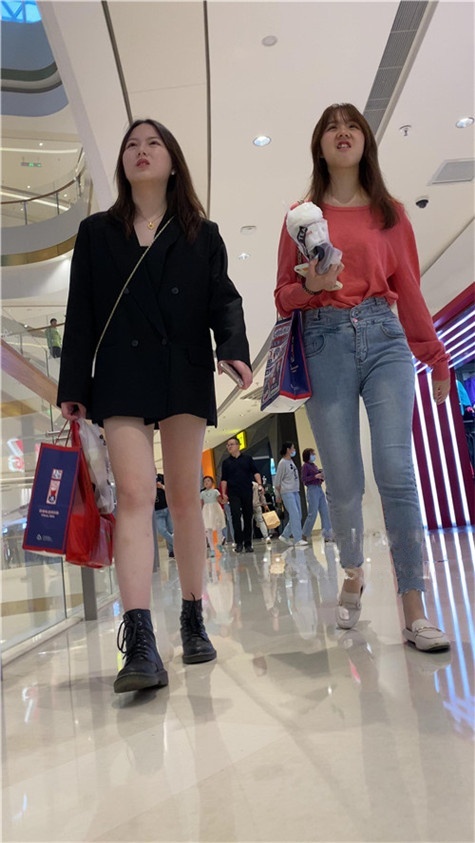 漂亮的紧身高腰牛仔兔牙女孩[4.81G/MP4]