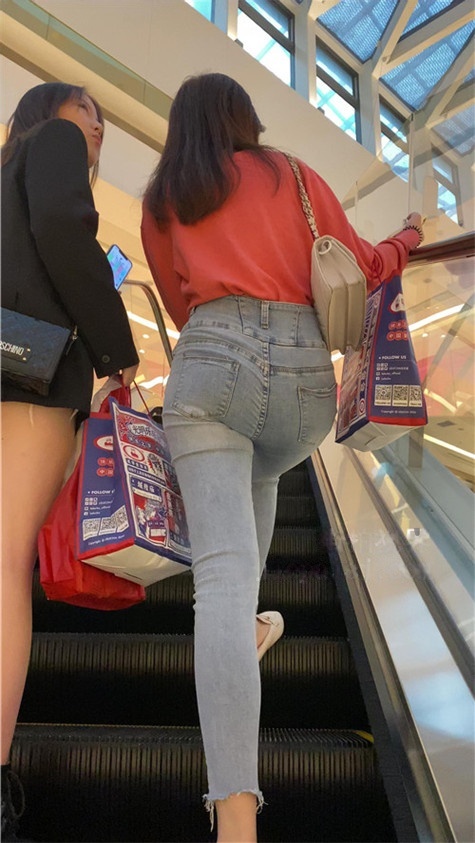 漂亮的紧身高腰牛仔兔牙女孩[4.81G/MP4]