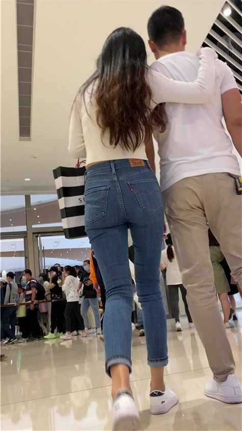 蓝色牛仔紧身裤美女[2.92G/MP4]