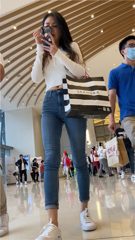 蓝色牛仔紧身裤美女[2.92G/MP4]