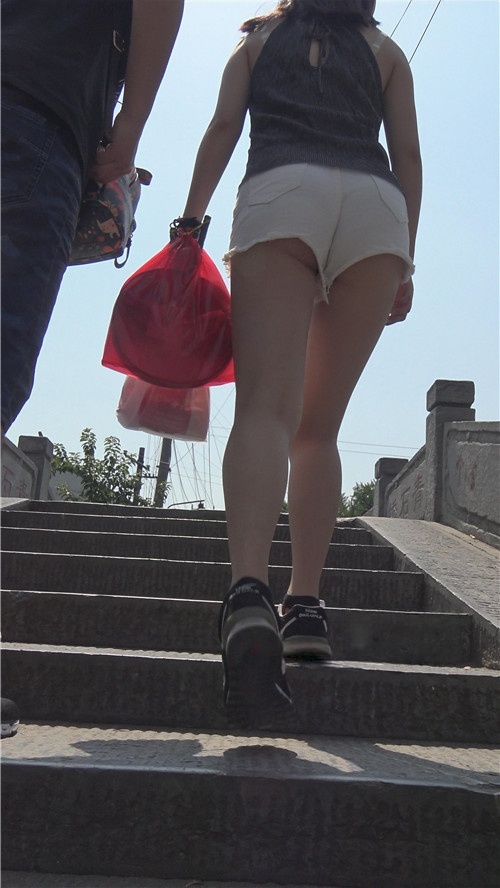 白色热裤月牙小妹[5.2G/MP4]