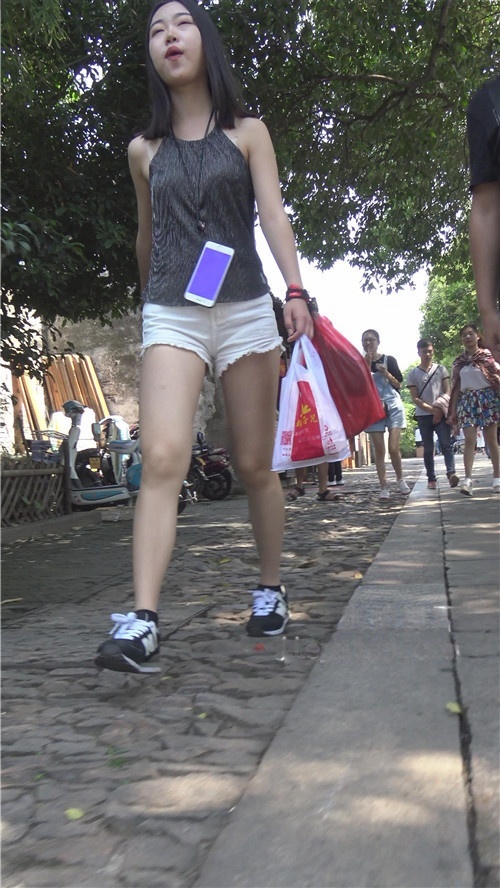 白色热裤月牙小妹[5.2G/MP4]