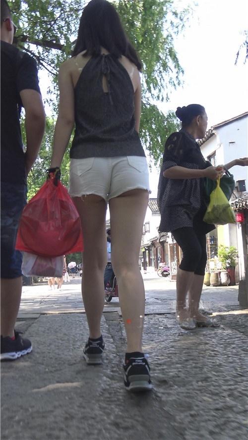 白色热裤月牙小妹[5.2G/MP4]