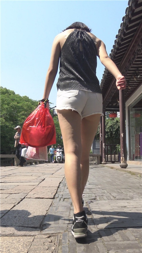 白色热裤月牙小妹[5.2G/MP4]