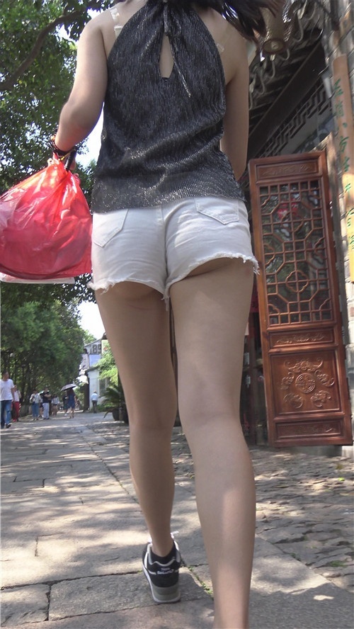 白色热裤月牙小妹[5.2G/MP4]