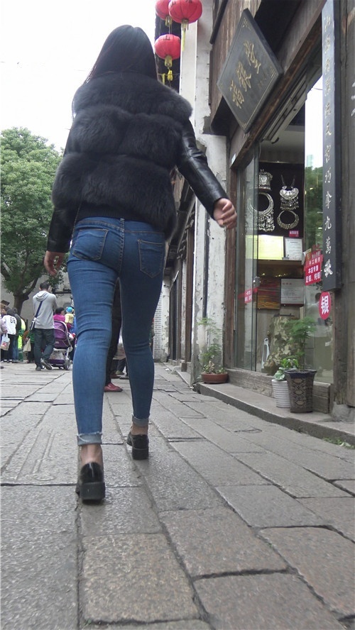 漂亮的牛仔裤小姐姐[6.85G/MP4]