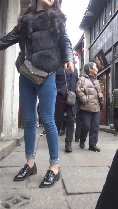 漂亮的牛仔裤小姐姐[6.85G/MP4]